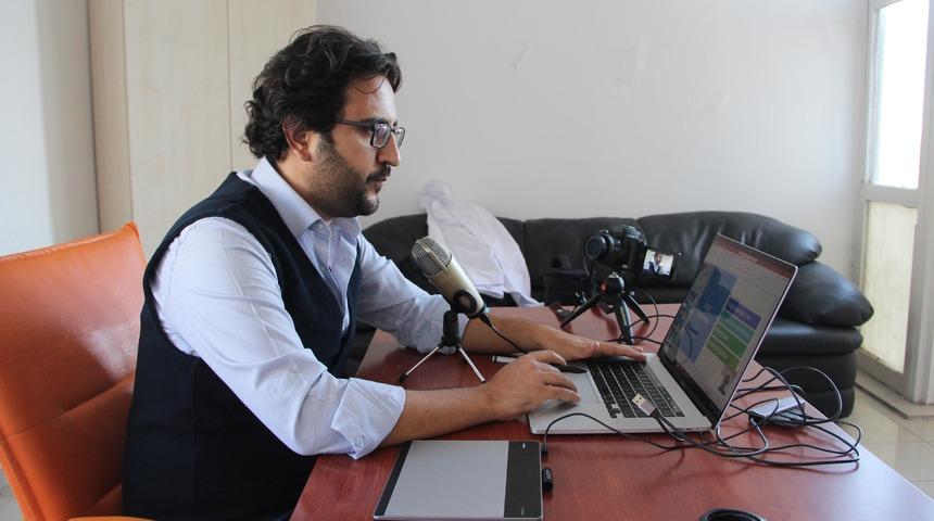 Gündüz doktor, akşam sosyal medyada öğretmen