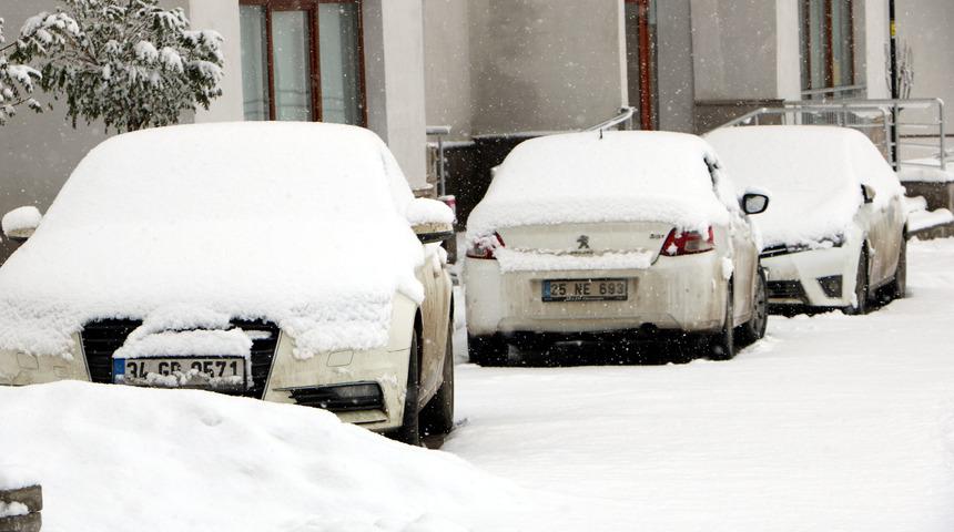 Yüksekova'da kar yağışı! Kar kalınlığı 10 santimetreye ulaştı