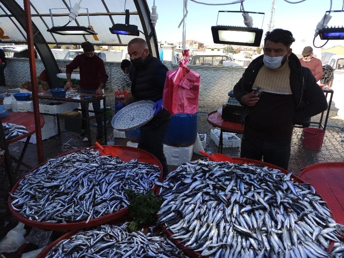 Kilosu 10 TL&rsquo;ye kadar d&uuml;şen hamsi fiyatı ile vatandaşın y&uuml;z&uuml;n&uuml; g&uuml;ld&uuml;rd&uuml;