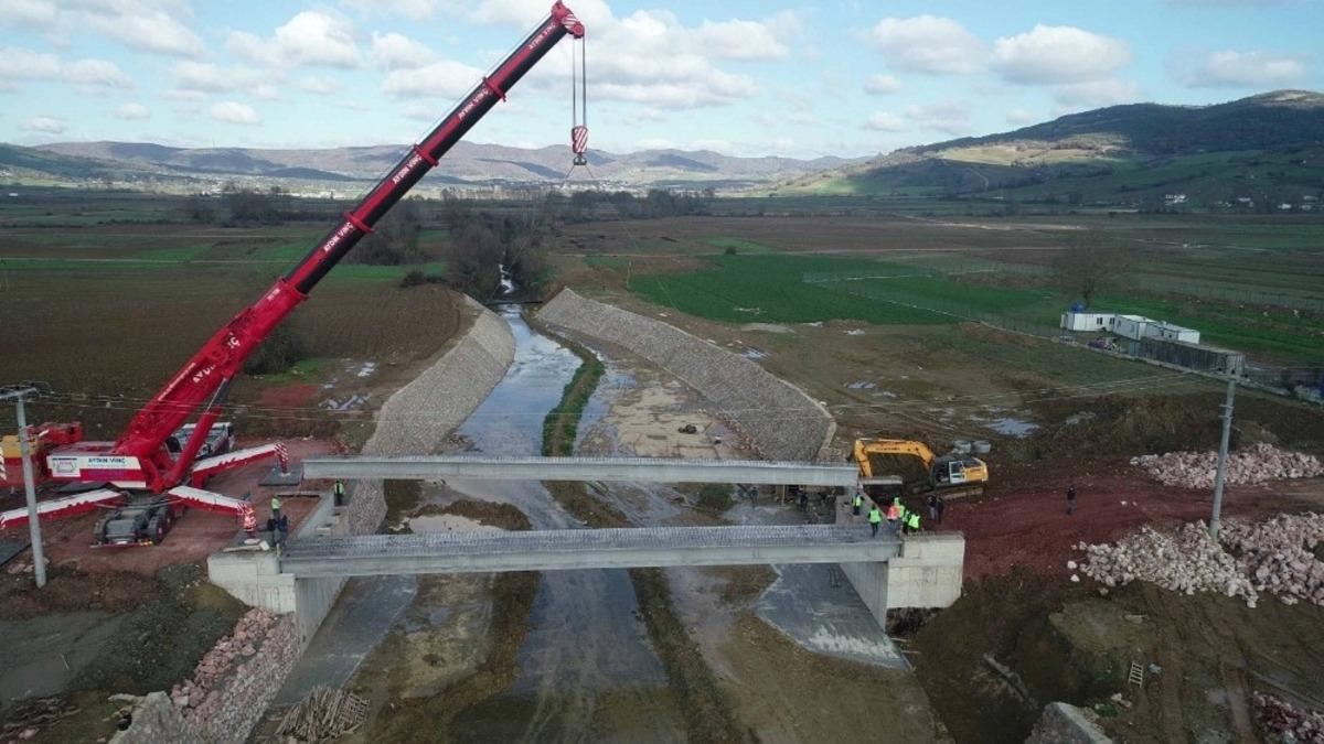 İki il&ccedil;eyi birbirine bağlayacak k&ouml;pr&uuml; tamamlanıyor
