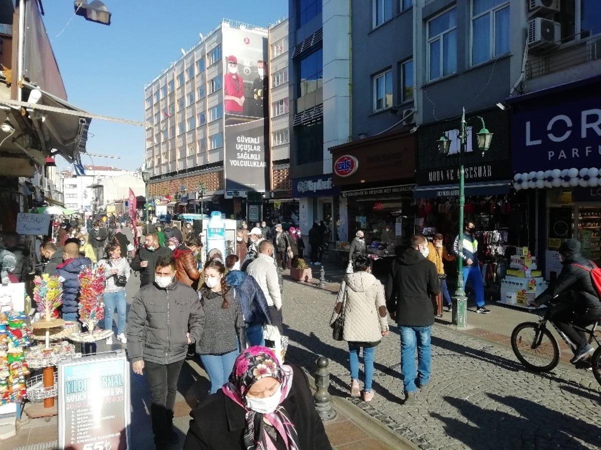 Kısıtlamanın bitmesiyle Eskişehir&rsquo;in işlek caddeleri doldu