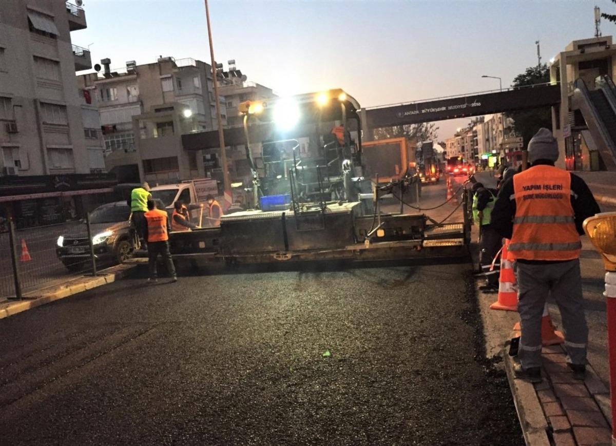 Kısıtlama saatlerinde Meydan Altge&ccedil;idi asfaltı yenilendi