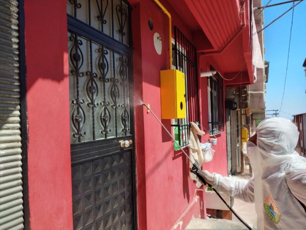 İlkadım Belediyesi korona vakası g&ouml;r&uuml;len yerleşim yerlerini dezenfekte ediyor