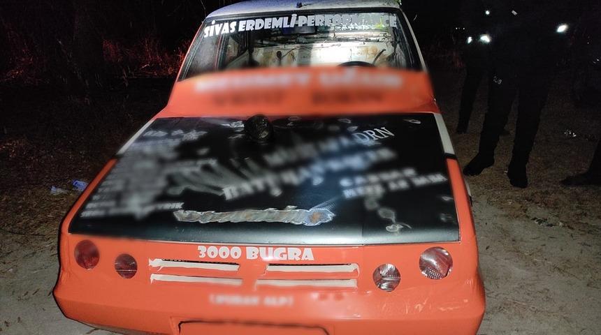 Sokağa &ccedil;ıkma kısıtlamasında otomobil yarışı i&ccedil;in buluştukları &ouml;ne s&uuml;r&uuml;len 63 kişiye 198 bin lira ceza