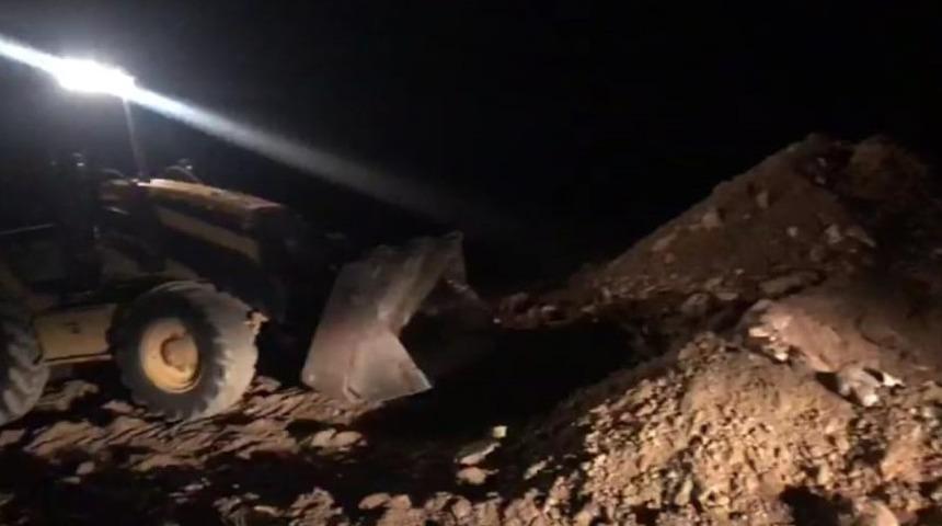 Sokağa çıkma yasağında sit alanında kepçeyle kaçak kazı yaparken yakalandılar