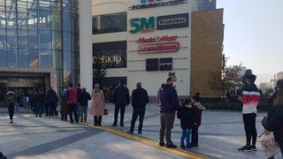 Kayseri'de, kısıtlama sonrası AVM önünde kuyruk