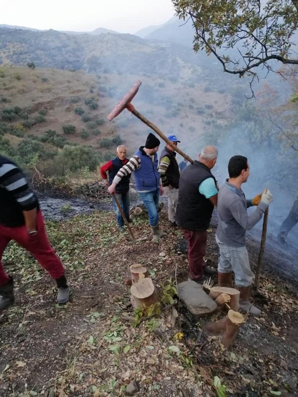 Dumanı g&ouml;ren dağa koştu, yangın kısa s&uuml;rede s&ouml;nd&uuml;r&uuml;ld&uuml;