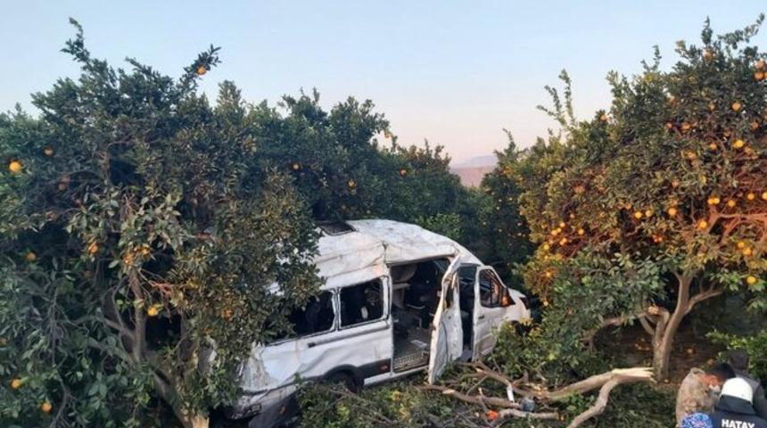 Tarım işçilerini taşıyan servis aracı kaza yaptı: 9 yaralı