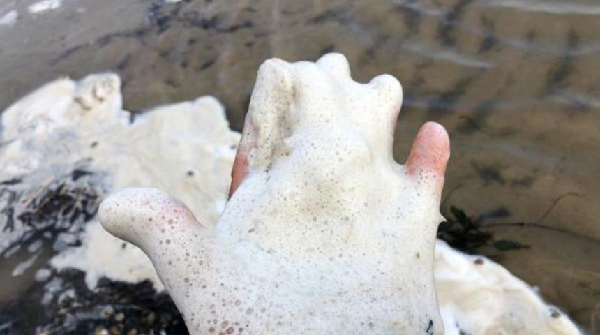 Eğirdir Gölü kimyasal kirlilik nedeniyle köpürüyor