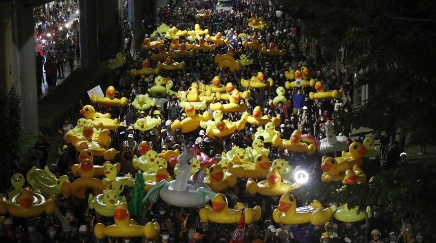 Tayland’da monarşi karşıtları yeniden sokaklarda