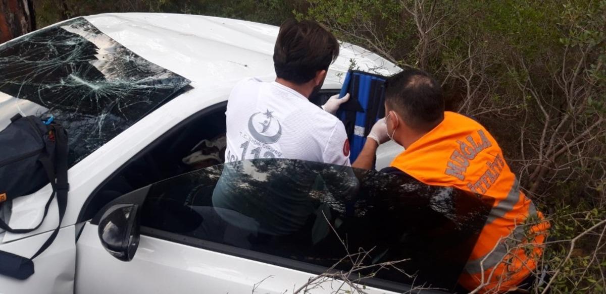 Fethiye u&ccedil;uruma yuvarlanan otomobilin s&uuml;r&uuml;c&uuml;s&uuml;n&uuml; itfaiye ekipleri kurtardı