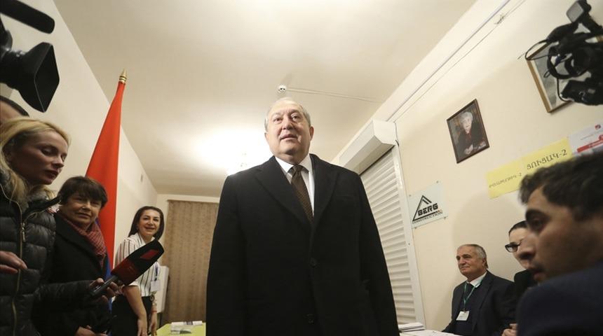 Ermenistan Cumhurbaşkanı, hükümetin istifa etmesini istedi