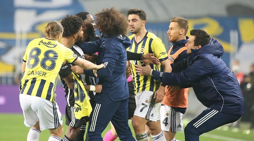 Fenerbahçe-Beşiktaş derbisinde ortalık karıştı!