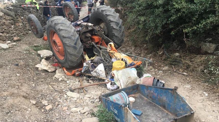 Devrilen traktörün altında kalan yaşlı çift, hayatını kaybetti