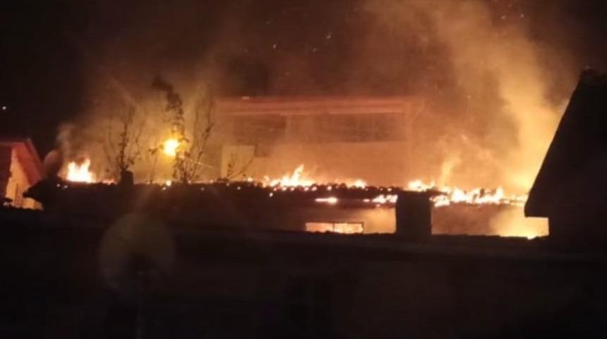 Amasya&rsquo;da ahşap ev alev alev yandı