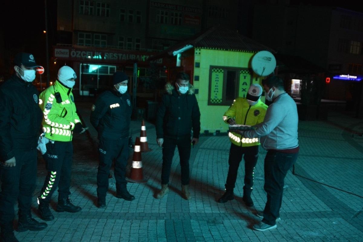 Sarıkamış&rsquo;ta covid-19 tedbirleri kapsamında sessizlik hakim oldu, polislere tatlı ikram edildi