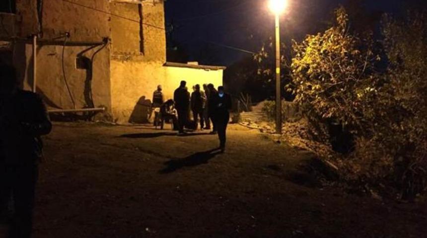 Elazığ'da engelli şahıs selfie &ccedil;eken ağabeyi ve 3 arkadaşını t&uuml;fekle yaraladı