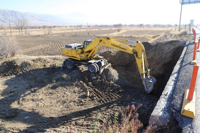 Erzincan-Sivas kara yolunda bulunan köprüde genişletme çalışmaları başladı