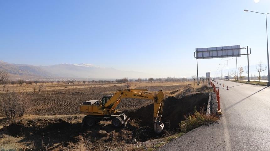 Erzincan-Sivas kara yolunda bulunan k&ouml;pr&uuml;de genişletme &ccedil;alışmaları başladı