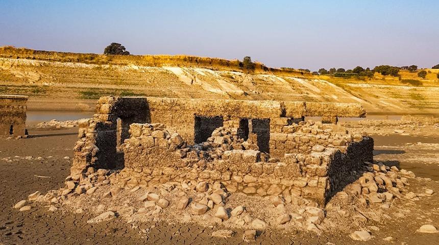 30 yıl &ouml;nce sular altında kaldı! Fotoğraf meraklılarının uğrak yeri oldu