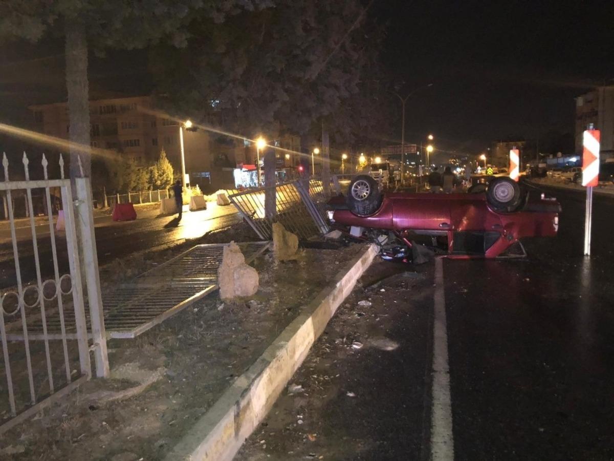 Yasağı delip sokağa &ccedil;ıkan s&uuml;r&uuml;c&uuml; ve arkadaşı kazadan sonra adeta buhar oldu