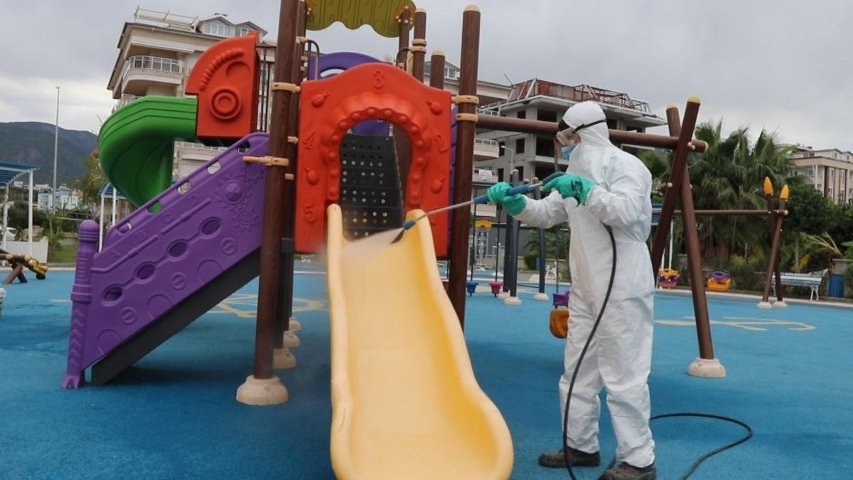 Alanya&rsquo;da park ve mesirelik alanlar dezenfekte ediliyor