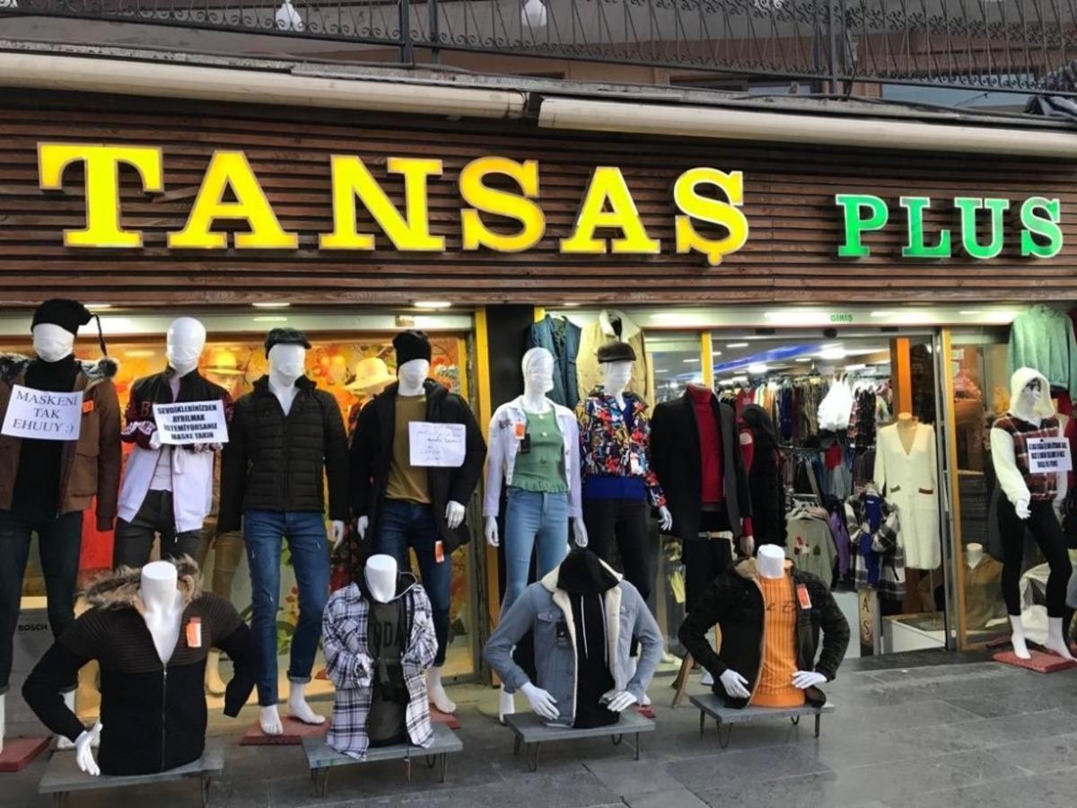 Korona vir&uuml;se dikkat &ccedil;ekmek i&ccedil;in cansız mankenlere maske taktı