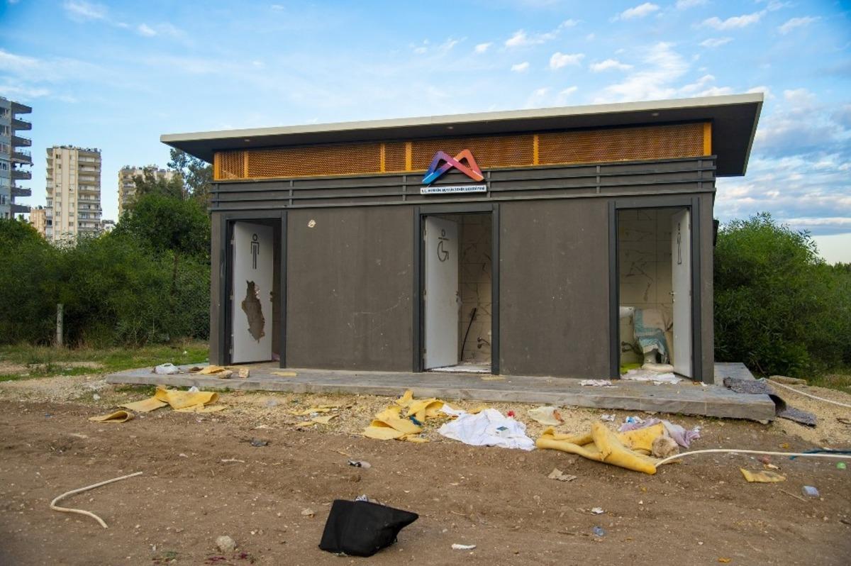 Mersin&rsquo;de hizmetler tahrip ediliyor