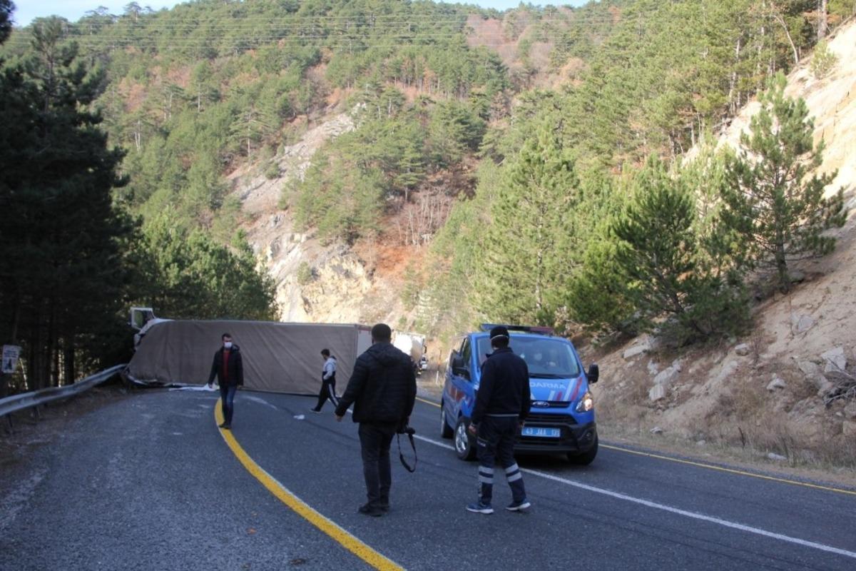Kontrol&uuml; kaybeden tır yan yattı: 1 yaralı