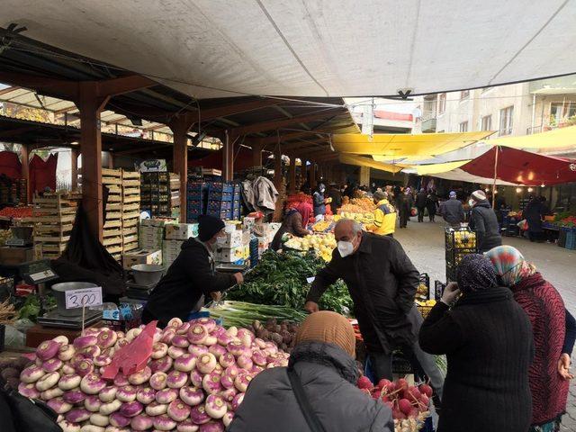 Başkan Bozkurt Pazar yerini denetledi