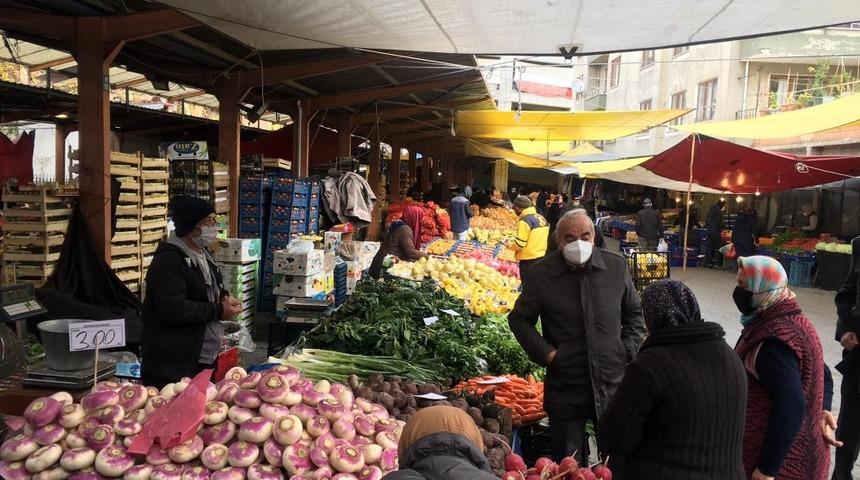 Başkan Bozkurt Pazar yerini denetledi