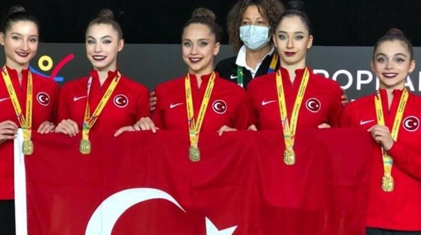 Başkan Bozkurt jimnastik&ccedil;ileri kutladı