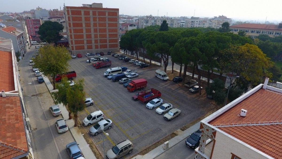 Saruhanlı&rsquo;ya 98 ara&ccedil;lık ikinci otopark yapıldı