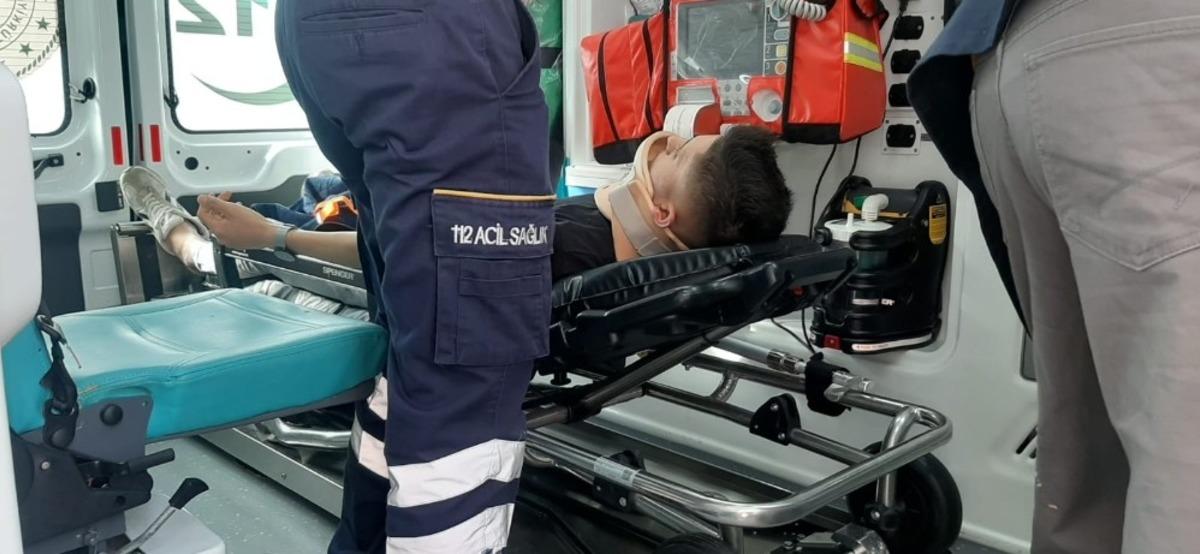 Motosiklet ile hafif ticari ara&ccedil; &ccedil;arpıştı: 1 yaralı