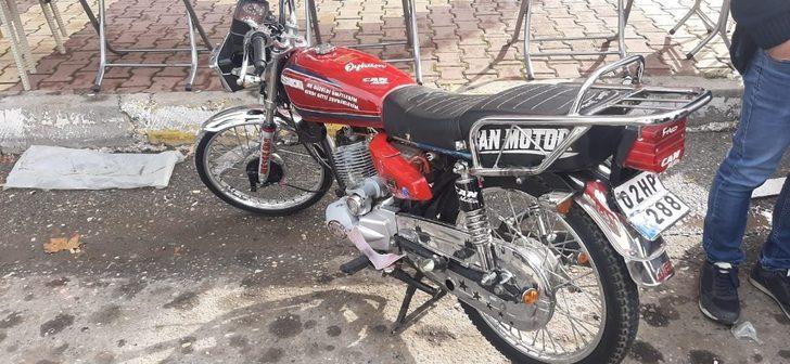 Motosiklet ile hafif ticari araç çarpıştı: 1 yaralı G3