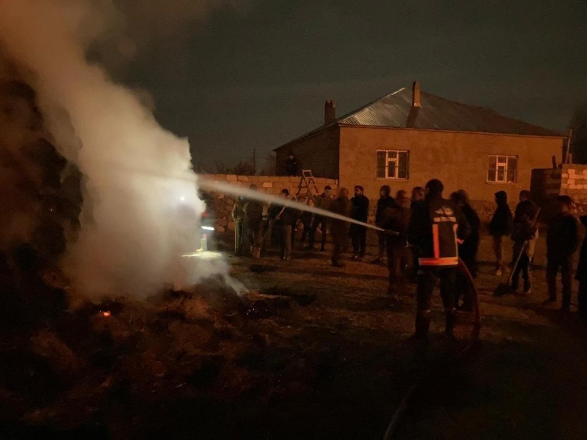 &Ouml;zalp il&ccedil;esinde bin bağ ot yandı