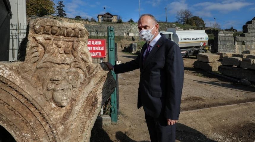 Konuralp&rsquo;te tarih fışkırıyor Medusa başı bulundu