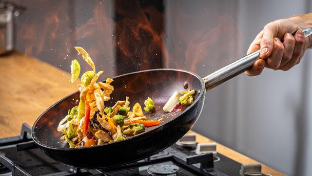 Teflon tavalar kanser yapıyor mu? Onkoloji uzmanı açıkladı