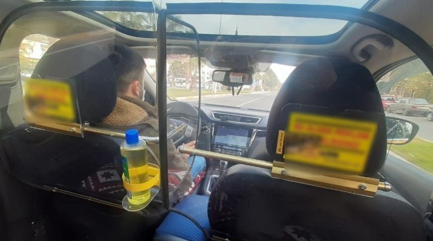 M&uuml;şterilerinin sağlığı i&ccedil;in taksiye kabin taktırdı