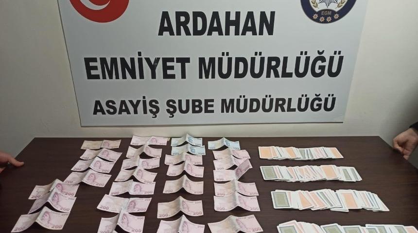 Vir&uuml;s salgınına rağmen kumar masası kuran 9 kişiye 28 bin 350 lira ceza