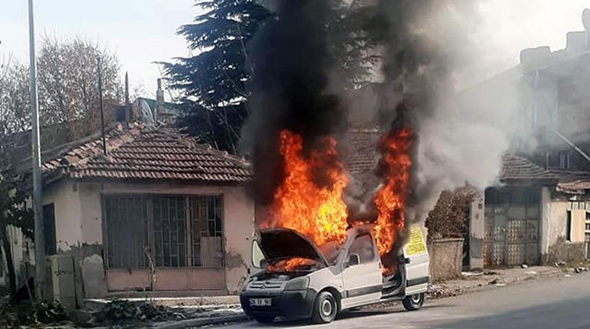 Yanan aracını söndürmeye çalışırken kalp krizinden hayatını kaybetti