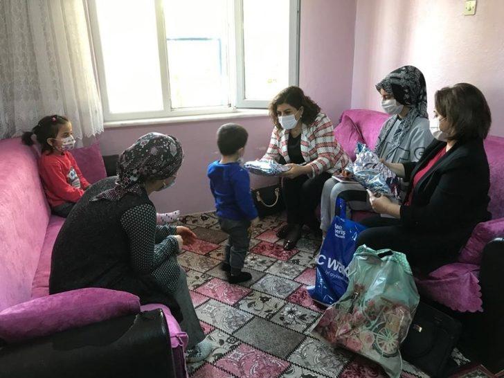 Vali Gürel’in eşi, öğrencileri evlerinde ziyaret ederek tablet hediye ediyor G2