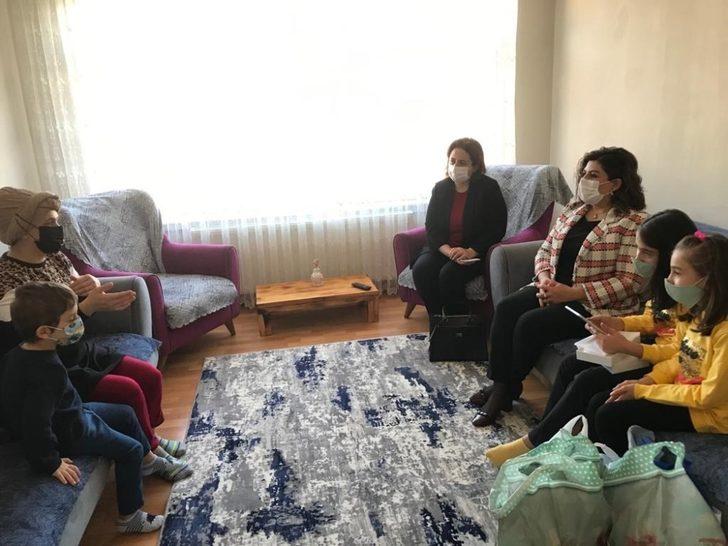 Vali Gürel’in eşi, öğrencileri evlerinde ziyaret ederek tablet hediye ediyor G3