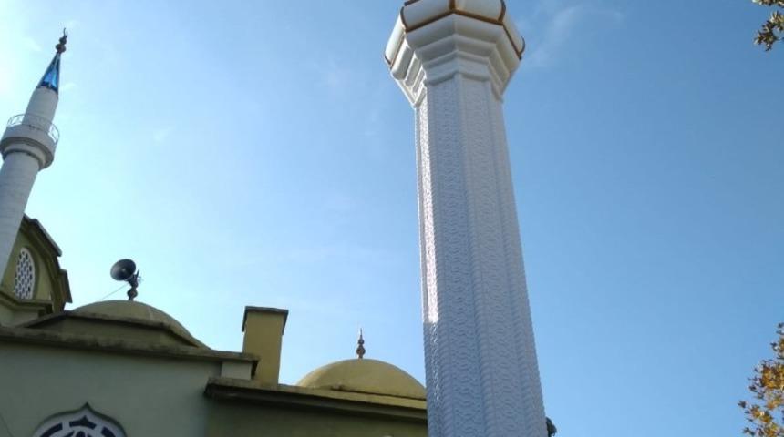 Selendi&rsquo;de fırtınadan yıkılan cami minaresi yenilendi