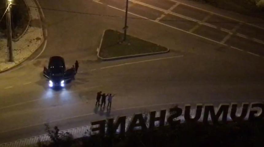 Sokağa &ccedil;ıkma yasağını umursamayıp halay &ccedil;ektiler!