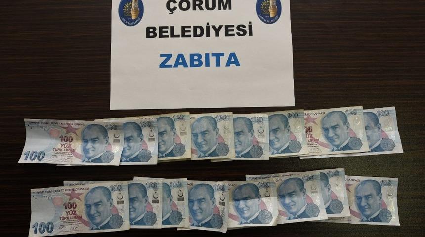 Pazarda alıveriş yapan ş&uuml;phelinin &uuml;zerinden bin 600 lira sahte banknot &ccedil;ıktı
