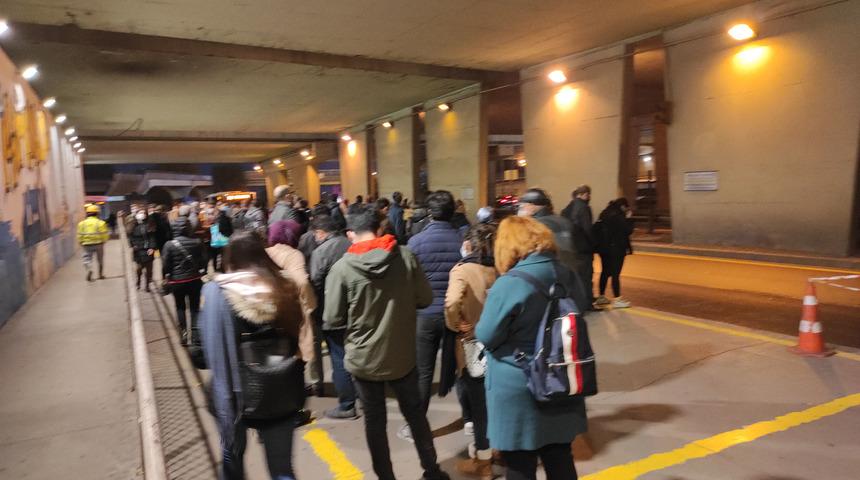 İstanbul'da toplu ulaşımda ve trafikte akşam yoğunluğu