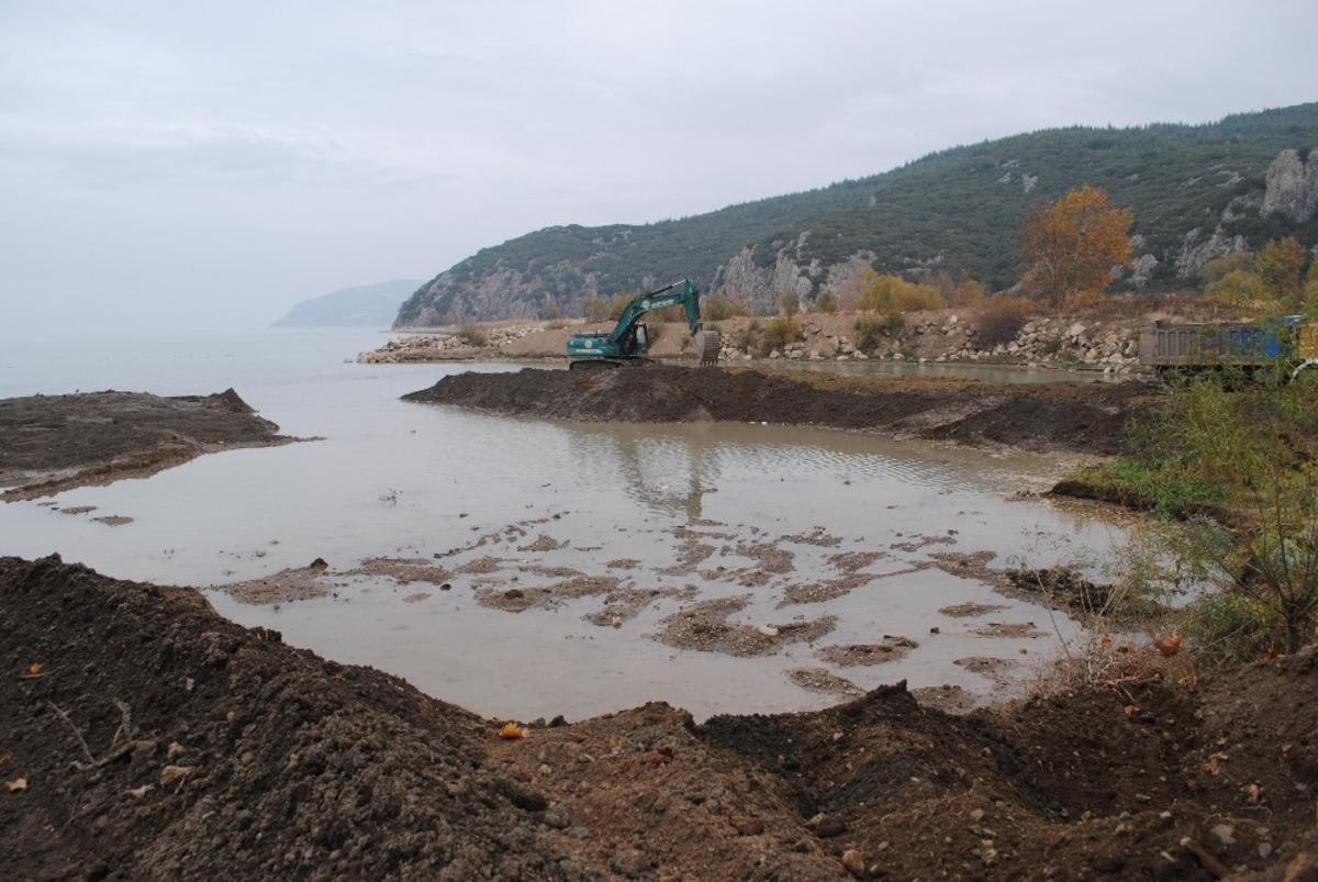 Eğirdir G&ouml;l&uuml;&rsquo;nde dip &ccedil;amuru temizliği