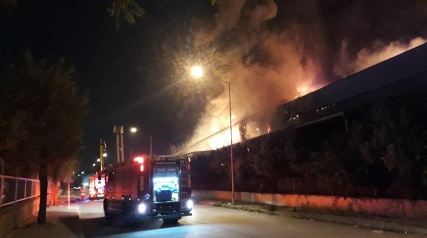İzmir&rsquo;in &Ccedil;iğli il&ccedil;esinde bulunan Atat&uuml;rk Organize Sanayi b&ouml;lgesinde bulunan bir plastik fabrikasında hen&uuml;z bilinmeyen bir nedenle yangın &ccedil;ıktı. Yangında iş yerinde bulunan 6 iş&ccedil;i tahliye edildi, yangını s&ouml;nd&uuml;rme &ccedil;alışmaları devam ediyor