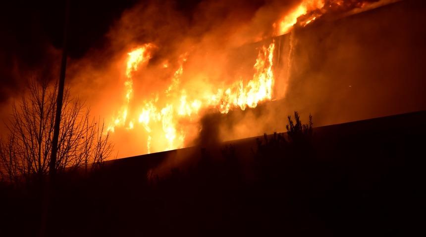 İzmir &Ccedil;iğli'de plastik fabrikasında korkutan yangın